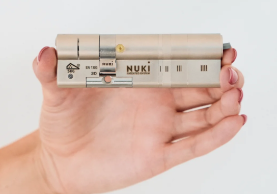 NUKI 221145 SMART LOCK ULTRA Chytrý zámek, Wi-Fi, Matter, včetně univerzální vložky v balení, černý/bílý NUKI 221145 SMART LOCK ULTRA Chytrý zámek, Wi-Fi, Matter, včetně univerzální vložky v balení, černý/bílý